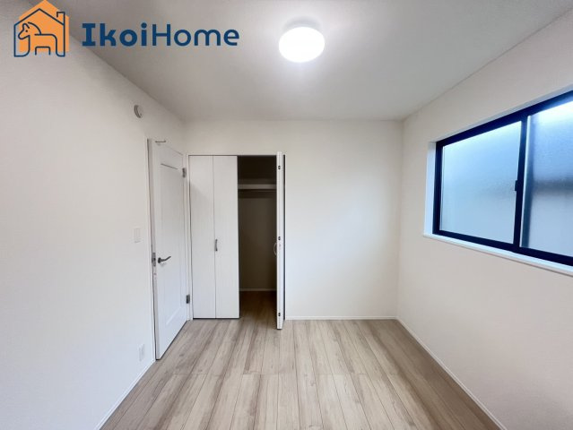 神戸市西区春日台9丁目13番　A号棟　新築戸建の寝室|◆同社施工例◆バルコニーに面した明るいお部屋です♪クローゼットも完備しております！