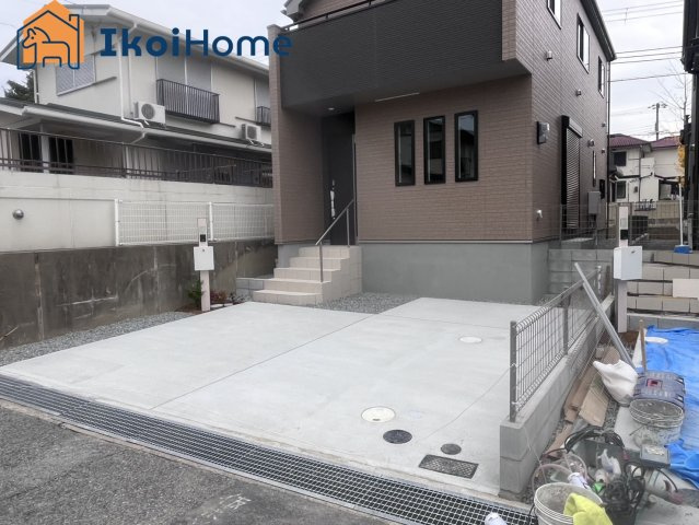 神戸市西区春日台9丁目13番　A号棟　新築戸建の駐車場|【ホームページに現地動画掲載中】●年中無休：当日予約可●並列2台駐車可能！両面道路で開放感ございます