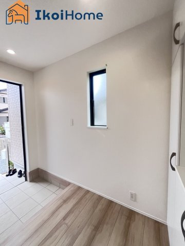 神戸市西区春日台9丁目13番　A号棟　新築戸建のその他|【ホームページに現地動画掲載中】●年中無休：当日予約可●玄関に窓があるので光が入り明るい空間です！