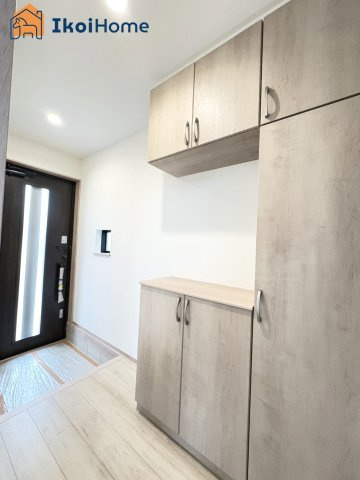 神戸市西区春日台9丁目13番　B号棟　新築戸建の玄関|【ホームページに現地動画掲載中】●年中無休：当日予約可●玄関は大きな靴箱が完備！大変便利でございます