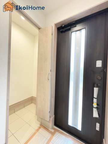 神戸市西区春日台9丁目13番　B号棟　新築戸建の内装|【ホームページに現地動画掲載中】●年中無休：当日予約可●玄関ドアから光が入り明るい空間です！