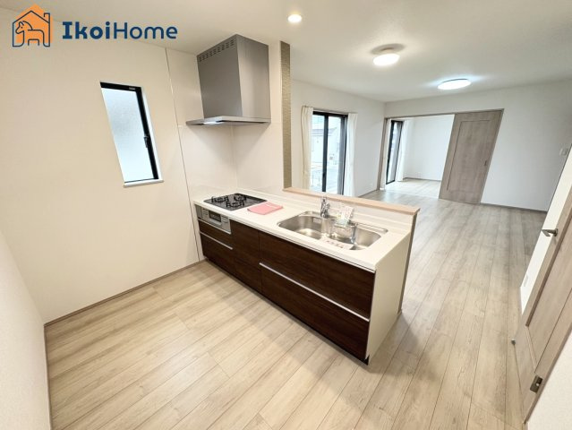 神戸市西区春日台9丁目13番　B号棟　新築戸建の内装|【ホームページに現地動画掲載中】●年中無休：当日予約可●キッチンには小窓があり光が入り明るいです！