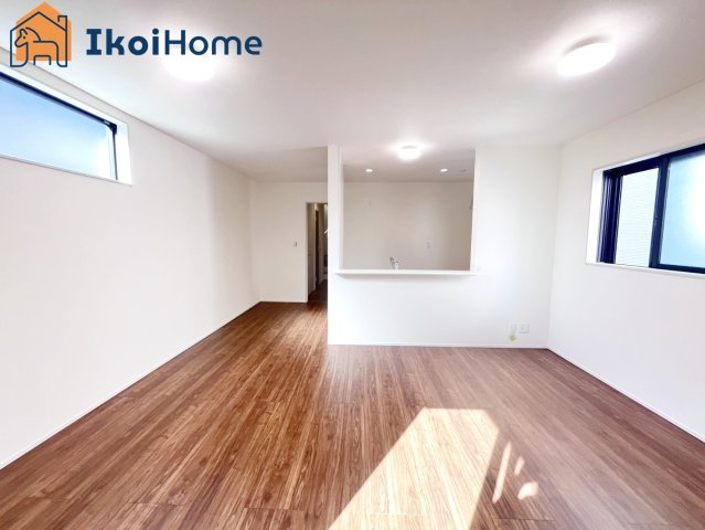 神戸市西区学園東町2期　1号棟　新築戸建の居間・リビング|【ホームページに現地動画掲載中】●年中無休：当日予約可●約16.25帖の広々としたLDKは３面採光！