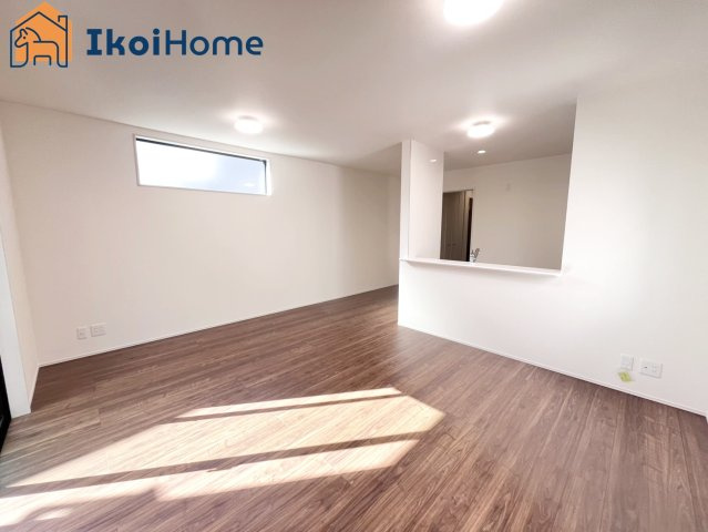 神戸市西区学園東町2期　1号棟　新築戸建の居間・リビング|【ホームページに現地動画掲載中】●年中無休：当日予約可●カウンターキッチンからは室内が見渡せます。