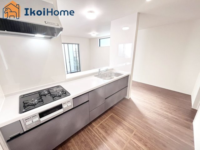 神戸市西区学園東町2期　1号棟　新築戸建のキッチン|【ホームページに現地動画掲載中】●年中無休：当日予約可●三口コンロには火口にＳＩセンサーを搭載！