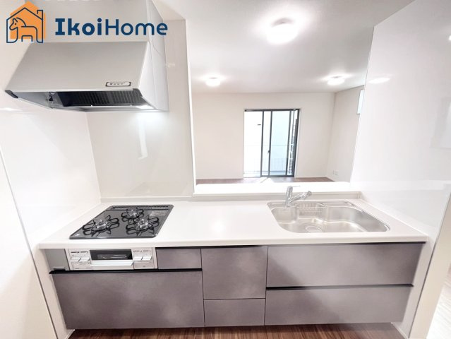 神戸市西区学園東町2期　1号棟　新築戸建のキッチン|【ホームページに現地動画掲載中】●年中無休：当日予約可●人気の対面式のキッチンで明るく使いやすです！