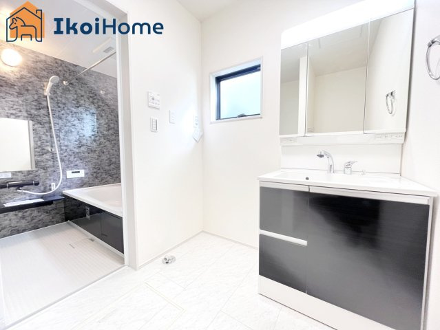 神戸市西区学園東町2期　1号棟　新築戸建の洗面所|【ホームページに現地動画掲載中】●年中無休：当日予約可●洗面台はお化粧をする時に便利な3面鏡。