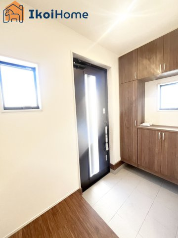 神戸市西区学園東町2期　1号棟　新築戸建の玄関|【ホームページに現地動画掲載中】●年中無休：当日予約可●玄関には大きなシューズボックスが完備♪