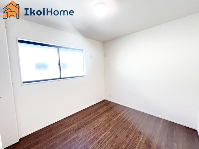 神戸市西区学園東町2期　1号棟　新築戸建の寝室|【ホームページに現地動画掲載中】●年中無休：当日予約可●カーテン・カーテンレールが付いていません。