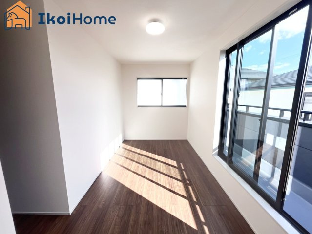 神戸市西区学園東町2期　1号棟　新築戸建の内装|【ホームページに現地動画掲載中】●年中無休：当日予約可●こちらの洋室からバルコニーに出ていただけます