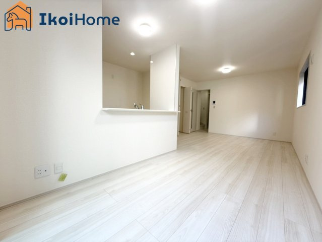 神戸市西区学園東町2期　2号棟　新築戸建の居間・リビング|【ホームページに現地動画掲載中】●年中無休：当日予約可●フロア－コーティングなどローンに組込む事も可