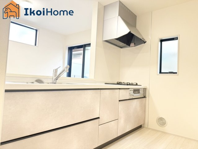 神戸市西区学園東町2期　2号棟　新築戸建のキッチン|【ホームページに現地動画掲載中】●年中無休：当日予約可●三口コンロには火口にＳＩセンサーを搭載！