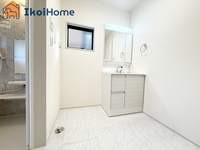 神戸市西区学園東町2期　2号棟　新築戸建の洗面所|【ホームページに現地動画掲載中】●年中無休：当日予約可●洗面台はお化粧をする時に便利な3面鏡。