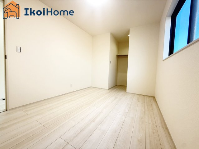 神戸市西区学園東町2期　2号棟　新築戸建の寝室|【ホームページに現地動画掲載中】●年中無休：当日予約可●カーテン・カーテンレールが付いていません。