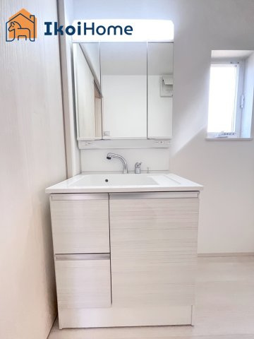 神戸市西区押部谷町西盛　新築　2号地の洗面所|【ホームページに現地動画掲載中】●年中無休：当日予約可●洗面は便利な３面鏡。ゆったりワイドシンク仕様