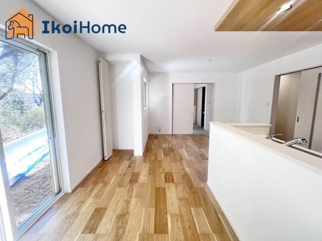 神戸市西区押部谷町西盛　新築　2号地の居間・リビング|【ホームページに現地動画掲載中】●年中無休：当日予約可●通常の２倍の断熱効果！全室ペアガラス完備！