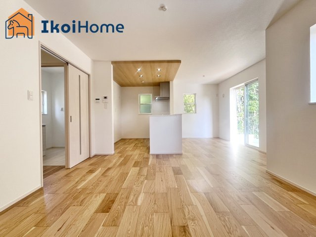 神戸市西区押部谷町西盛　新築　2号地の居間・リビング|【ホームページに現地動画掲載中】●年中無休：当日予約可●明るく開放感もある1階16帖のLDKです。