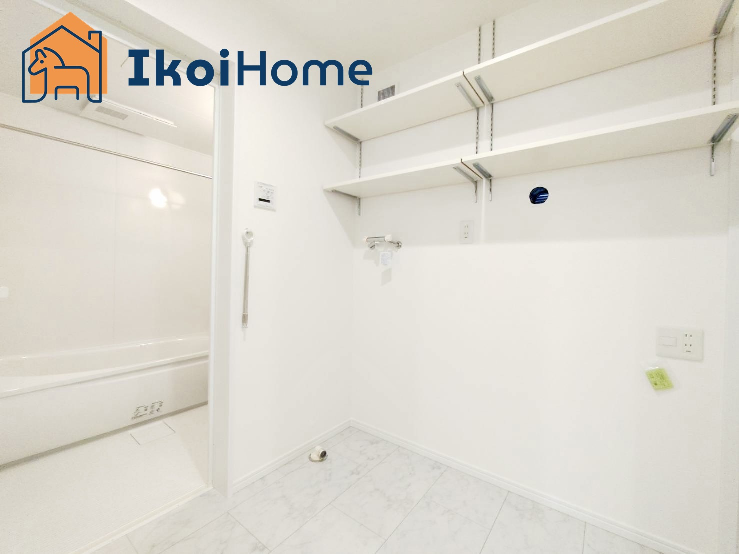 明神戸市西区富士見ヶ丘　1号地　新築の内装|●年中無休：当日予約可●収納力の高い棚が設置され、タオル類や買いだめ商品などを置くのに便利です