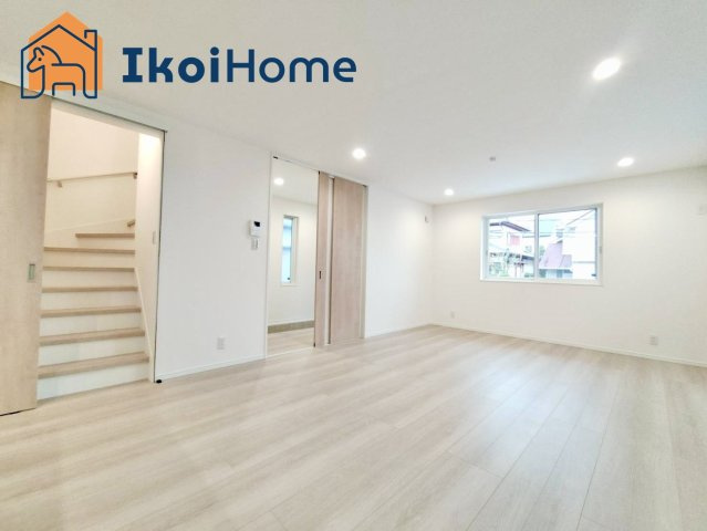 明神戸市西区富士見ヶ丘　1号地　新築の居間・リビング|LDK18.4帖になります。2面採光で明るいです。庭に繋がる大きな窓もございます。