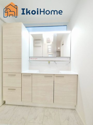 明神戸市西区富士見ヶ丘　1号地　新築の洗面所|●年中無休：当日予約可●収納力の高い棚が設置され、タオル類や買いだめ商品などを置くのに便利です