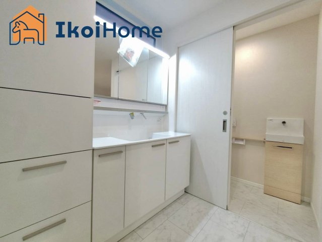 明神戸市西区富士見ヶ丘　2号地　新築の洗面所|【ホームページに現地動画掲載中】●年中無休：当日予約可●洗面は便利な３面鏡。ゆったりワイドシンク仕様