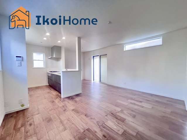 神戸市西区長畑町　新築戸建の居間・リビング|【ホームページに現地動画掲載中】●年中無休：当日予約可●随時ご内覧可能！お気軽にお問い合わせください