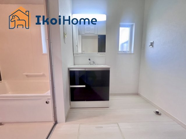 神戸市西区長畑町　新築戸建の洗面所|【ホームページに現地動画掲載中】●年中無休：当日予約可●洗面台はお化粧をする時に便利な３面鏡。