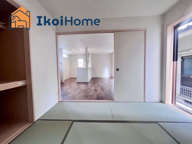 神戸市西区長畑町　新築戸建の玄関|【ホームページに現地動画掲載中】●年中無休：当日予約可●1階の和室5.2帖です。押入収納付きです。