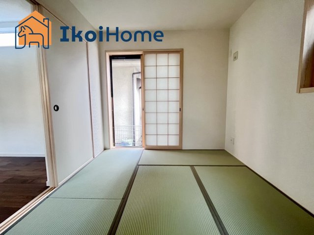 神戸市西区長畑町　新築戸建の寝室|【ホームページに現地動画掲載中】●年中無休：当日予約可●LDKと隣接した和室5.2帖です。