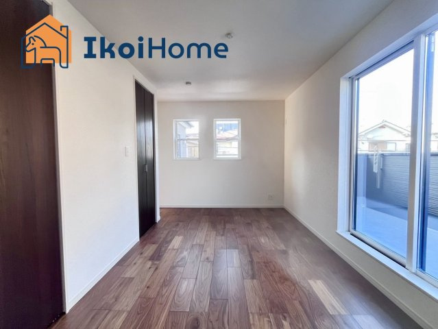 神戸市西区長畑町　新築戸建の内装|【ホームページに現地動画掲載中】●年中無休：当日予約可●こちらの居室からはバルコニーへの出入りが可能