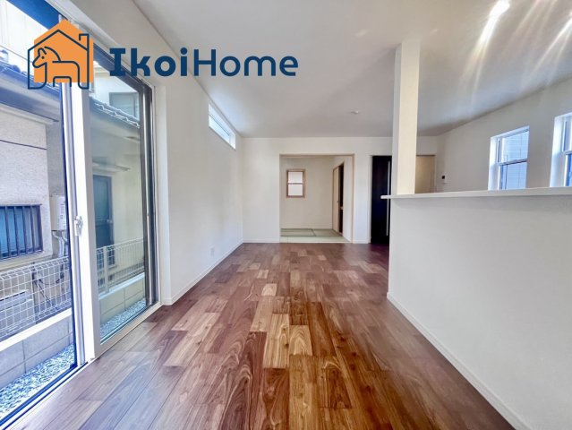 神戸市西区長畑町　新築戸建の居間・リビング|【ホームページに現地動画掲載中】●年中無休：当日予約可●オプションでフローリング強化コーティング有