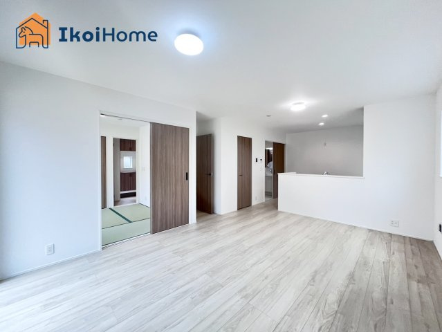 神戸市西区桜が丘西町23-2期　新築戸建の居間・リビング|【ホームページに現地動画掲載中】●年中無休：当日予約可●約16.5帖のLDKは明るい団欒スペースです