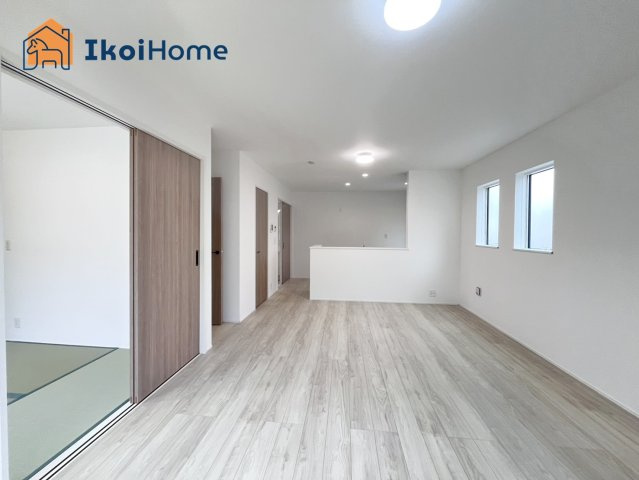 神戸市西区桜が丘西町23-2期　新築戸建の居間・リビング|【ホームページに現地動画掲載中】●年中無休：当日予約可●カウンターキッチンからは室内が見渡せます。