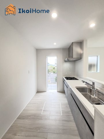 神戸市西区桜が丘西町23-2期　新築戸建のキッチン|【ホームページに現地動画掲載中】●年中無休：当日予約可●キッチンには勝手口があり、ゴミ出しに便利です