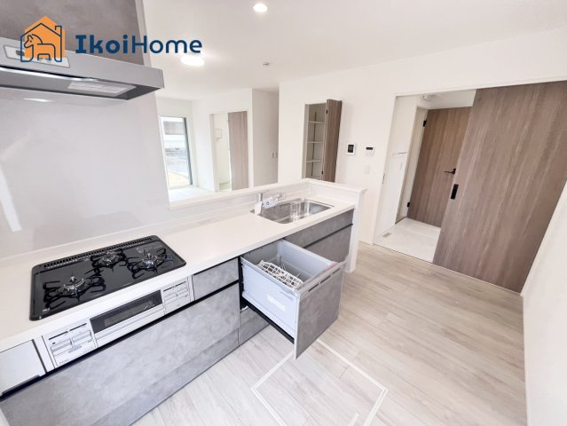 神戸市西区桜が丘西町23-2期　新築戸建のキッチン|【ホームページに現地動画掲載中】●年中無休：当日予約可●食洗機完備ですので時短になり、便利です。