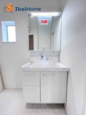 神戸市西区桜が丘西町23-2期　新築戸建の洗面所|【ホームページに現地動画掲載中】●年中無休：当日予約可●洗面台は３面鏡。広さのあるワイドシンクです。