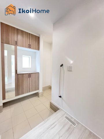 神戸市西区桜が丘西町23-2期　新築戸建の玄関|【ホームページに現地動画掲載中】●年中無休：当日予約可●靴を沢山収納できるシューズボックスを完備！