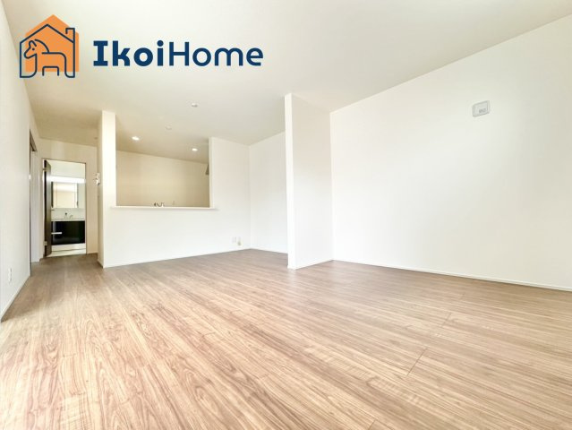 神戸市西区玉津町新方　新築戸建　8号棟の居間・リビング|【ホームページに現地動画掲載中】●年中無休：当日予約可●1階のLDK16帖！カウンターキッチンです！