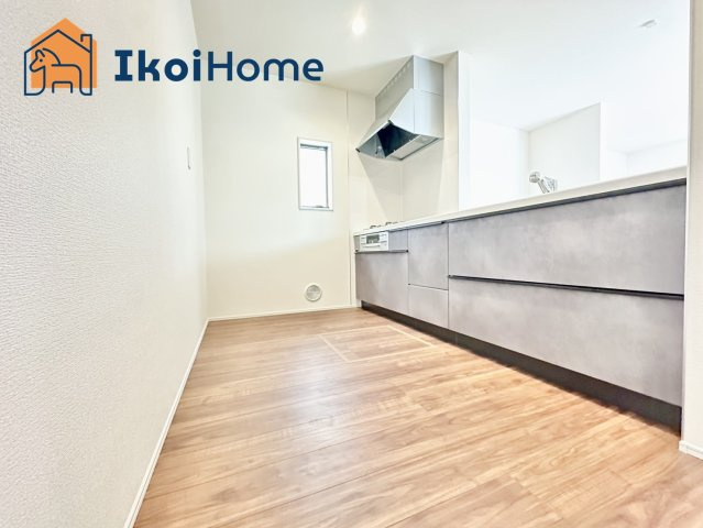 神戸市西区玉津町新方　新築戸建　8号棟のキッチン|【ホームページに現地動画掲載中】●年中無休：当日予約可●シンクは音を大幅に軽減する静音仕様