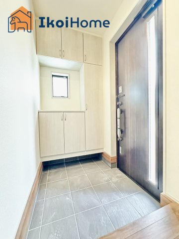 神戸市西区玉津町新方　新築戸建　7号棟の玄関|【ホームページに現地動画掲載中】●年中無休：当日予約可●コの字型の大型靴箱がございます！