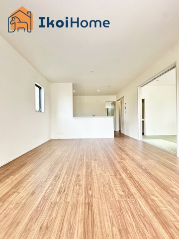 神戸市西区玉津町新方　新築戸建　7号棟の居間・リビング|【ホームページに現地動画掲載中】●年中無休：当日予約可●注意。カーテン・カーテンレール付いていません