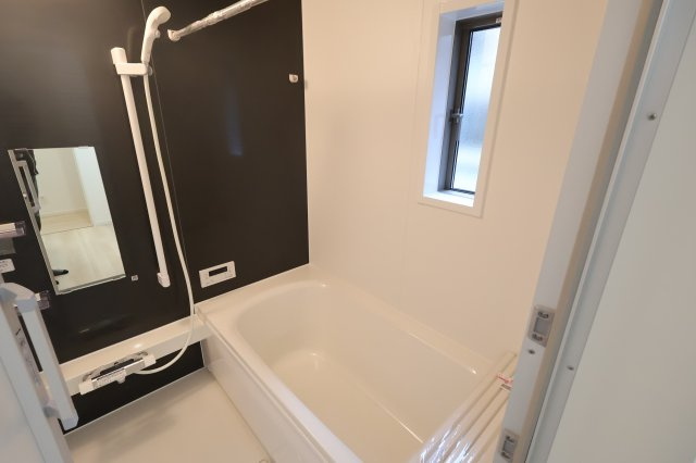 《仲介手数料無料》上尾市大字大谷本郷446(5号棟)新築一戸建てクレイドルガーデンの浴室|撮影日 2025年10月21日 15:40 曇り