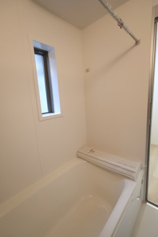 《仲介手数料無料》上尾市大字大谷本郷446(5号棟)新築一戸建てクレイドルガーデンの浴室|撮影日 2025年10月21日 15:40 曇り