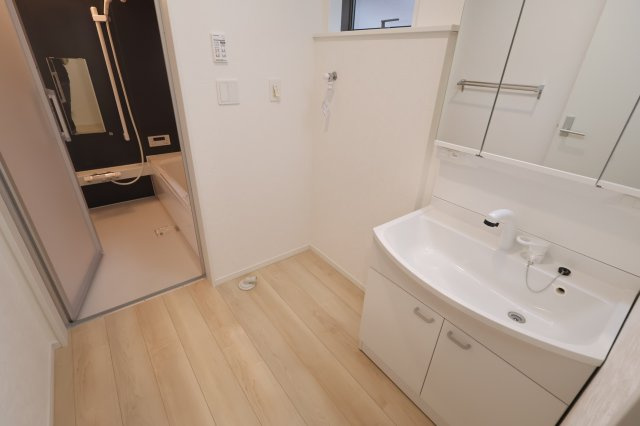 《仲介手数料無料》上尾市大字大谷本郷446(5号棟)新築一戸建てクレイドルガーデンのランドリースペース|撮影日 2025年10月21日 15:40 曇り