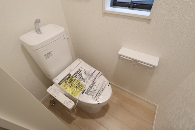 《仲介手数料無料》上尾市大字大谷本郷446(5号棟)新築一戸建てクレイドルガーデンのトイレ|撮影日 2025年10月21日 15:40 曇り