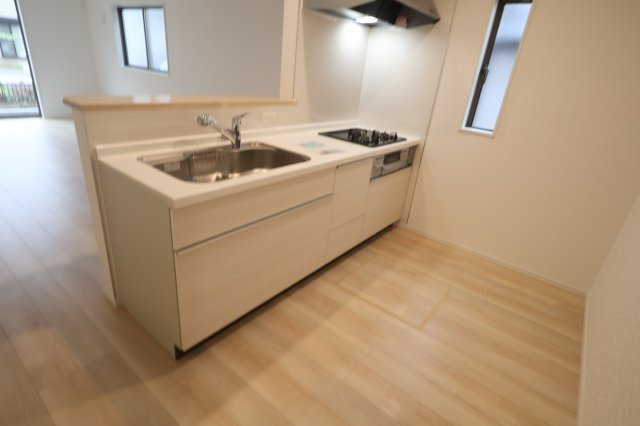 《仲介手数料無料》上尾市大字大谷本郷446(5号棟)新築一戸建てクレイドルガーデンのキッチン|撮影日 2025年10月21日 15:40 曇り