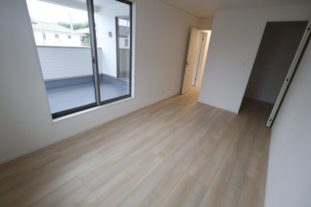 《仲介手数料無料》上尾市大字大谷本郷446(5号棟)新築一戸建てクレイドルガーデンの洋室|撮影日 2025年10月21日 15:40 曇り