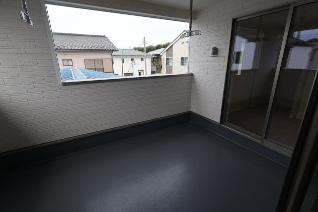 《仲介手数料無料》上尾市大字大谷本郷446(5号棟)新築一戸建てクレイドルガーデンのバルコニー|撮影日 2025年10月21日 15:40 曇り