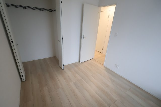 《仲介手数料無料》上尾市大字大谷本郷446(5号棟)新築一戸建てクレイドルガーデンの洋室|撮影日 2025年10月21日 15:40 曇り