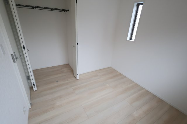 《仲介手数料無料》上尾市大字大谷本郷446(5号棟)新築一戸建てクレイドルガーデンの洋室|撮影日 2025年10月21日 15:40 曇り